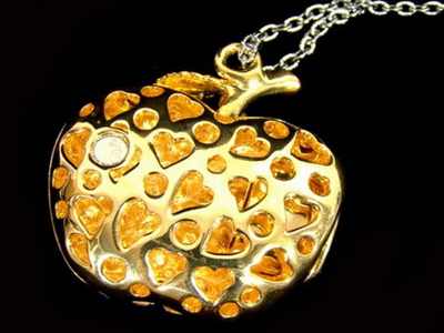 Τους… γυάλισαν τα κοσμήματα