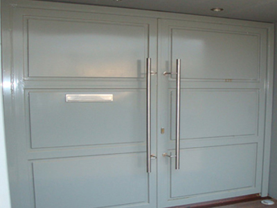 «Σήκωσαν» ακόμα και μεταλλικές πόρτες