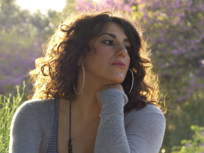 «…Και σαν τραγούδι σιγανό στα χείλη σου ν’ ανέβω»