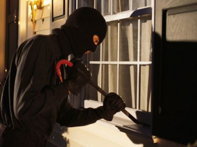 Άφησαν μόνο τα ντουβάρια