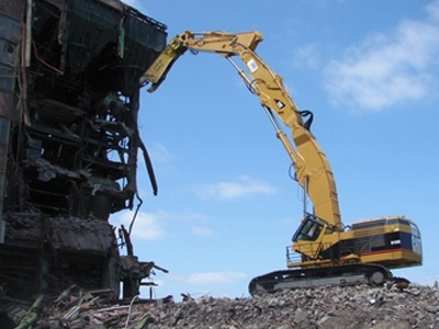 Το κατεδαφίζουν για να προλάβουν τα χειρότερα