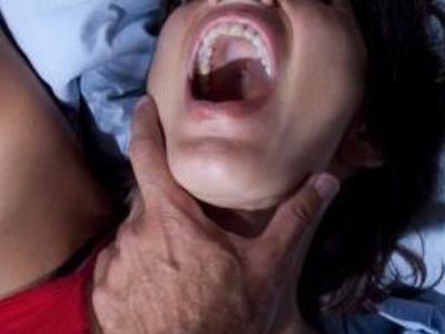 Τον κατηγορεί για βιασμό