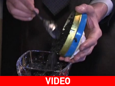 «Καταβρόχθησε» μισό κιλό χαβιάρι σε 90 δευτερόλεπτα