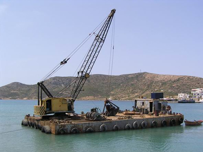 Πρόσκρουση πλωτού γερανού στο Αίγιο