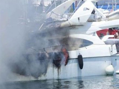 Κάηκε και βυθίστηκε σκάφος στην Σκάλα Αταλάντης