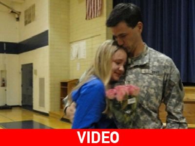 Συνάντησε τον πατέρα της έπειτα από 8 μήνες