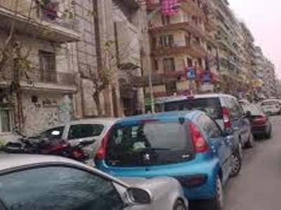 «Βροχή» οι κλήσεις για το διπλοπαρκάρισμα