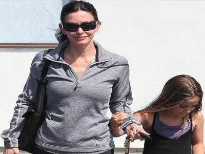 Μαμά και κόρη… αυτοκόλλητες!