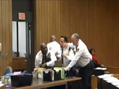 Επιτέθηκαν σε κατηγορούμενο μέσα στο δικαστήριο