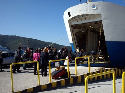 Παραμένουν δεμένα στα λιμάνια