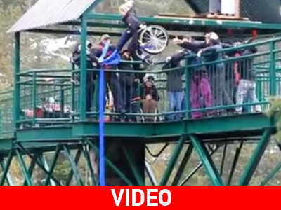 Το αναπηρικό αμαξίδιο δεν την εμπόδισε να κάνει bungee jumping