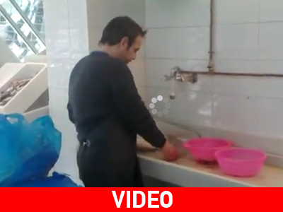 Θαρραλέος υπάλληλος ιχθυοπωλείου