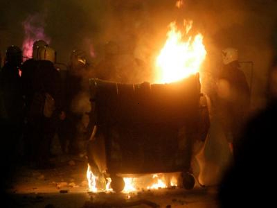 Συνελήφθησαν για εμπρησμό σε κάδους και σε Α.Τ.Μ.