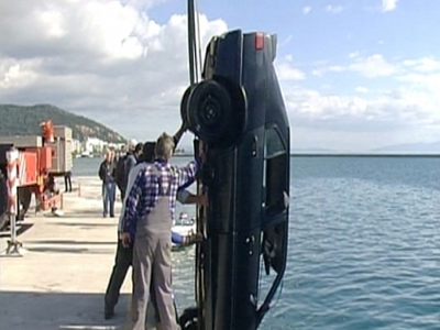 «Βουτιά» οχήματος στο Βόλο