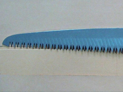 Του επιτέθηκε με το πριόνι