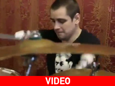 Παίζει ντραμς χωρίς χέρια