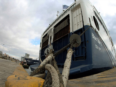 Δεμένα τα πλοία στα λιμάνια