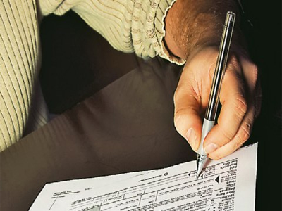 Μειώνονται οι αμοιβές των συμβολαιογράφων