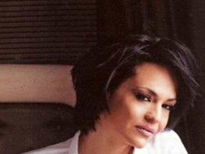 Ετοιμάζεται να ανέβει τα σκαλιά της εκκλησίας