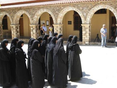 Μαϊμού μοναχές εξαπάτησαν ηλικιωμένη