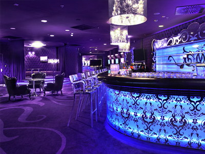 “Μπούκαραν” σε μπαρ και πήραν τα ποτά