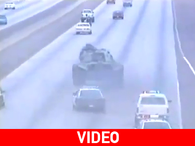 Περιπολικά καταδιώκουν άρμα μάχης