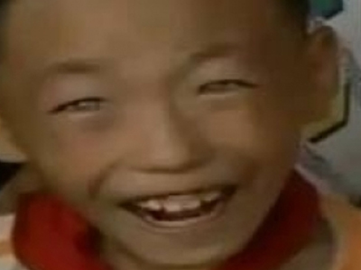 Διαβάζει μέσα στο απόλυτο σκοτάδι