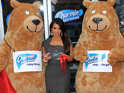 Η Kim στα εγκαίνια τουαλέτας!