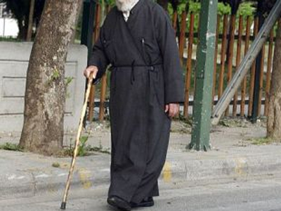 Ντύθηκε παπάς και πήγε να κλέψει