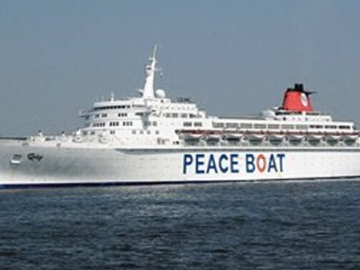 Το «Πλοίο της Ειρήνης» στο λιμάνι του Πειραιά