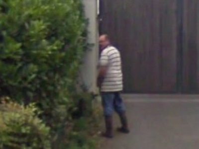 To StreetView της Google τον «συνέλαβε» να ουρεί στον κήπο!