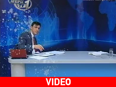 Γιαούρτωσαν δημοσιογράφο την ώρα του δελτίου ειδήσεων