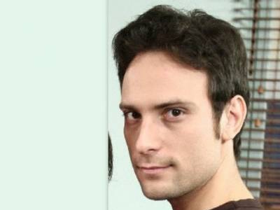 Παρακολουθεί πολύ τηλεόραση