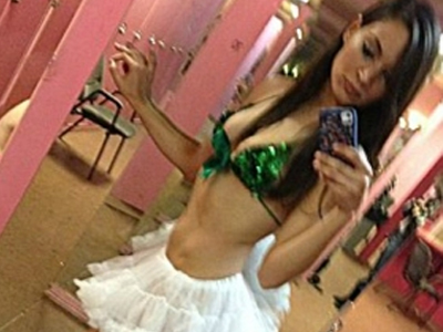 Συνδυάζει δημοσιογραφία και στριπτίζ