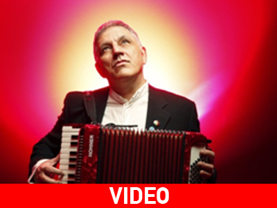 Ο Νίκος Πορτοκάλογλου στο Γυάλινο Μουσικό Θέατρο -Τελευταία παράσταση