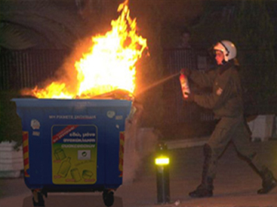 Φωτιά σε κάδους απορριμμάτων στην Καρδίτσα