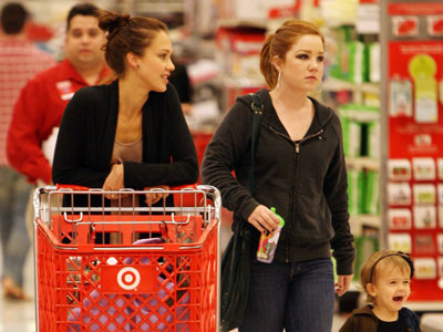 Μαμά και κόρη κάνουν shopping