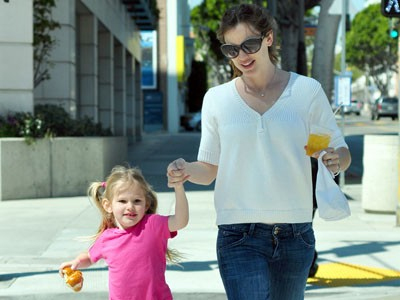 Ηλιόλουστη βόλτα για μαμά και κόρη…