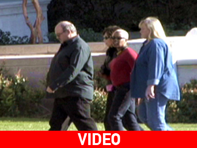 Η Debbie Rowe επισκέφθηκε τον τάφο του Michael Jackson Η Debbie Rowe επισκέφθηκε τον τάφο του Michael Jackson