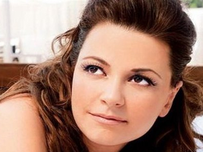 Ο κουμπάρος της είναι η οικογένειά της