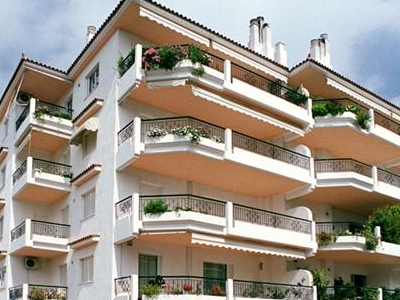 Έπεσε στο κενό από πολυκατοικία 10 μέτρων