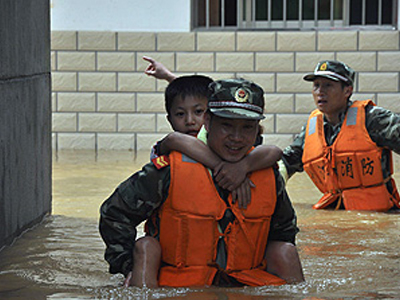 Επείγουσα μεταφορά 50.000 πλημμυροπαθών