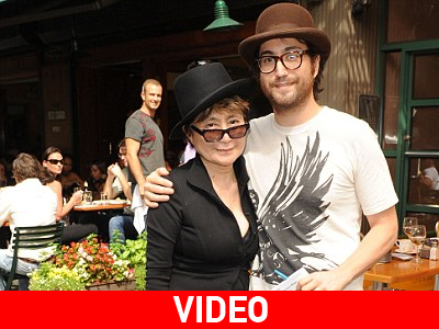 Ο Sean Lennon στο πλευρό της μητέρας του