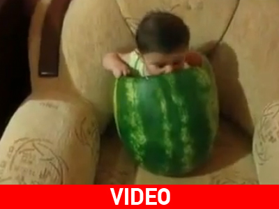 «Κολλημένος» μπόμπιρας… με το καρπούζι!