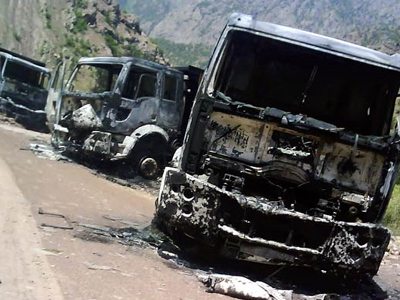 Πυρπόλησαν φορτηγά που μετέφεραν καύσιμα για το ΝΑΤΟ