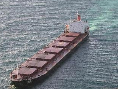 Προσάραξη φορτηγού πλοίου στην Κόρινθο