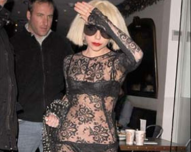 H Lady GaGa ξέχασε να φορέσει τα ρούχα της