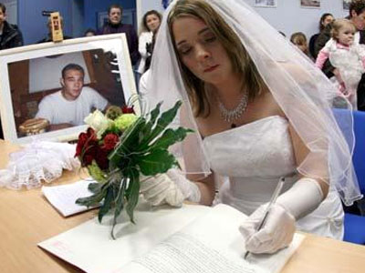 Παντρεύτηκε τον νεκρό σύντροφό της