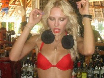 Η Κάτια Δέδε σε ρόλο d.j.