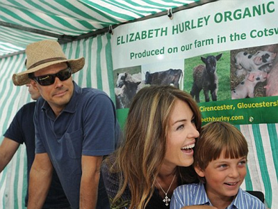 Η Liz Hurley ανοίγει την πόρτα της φάρμας της